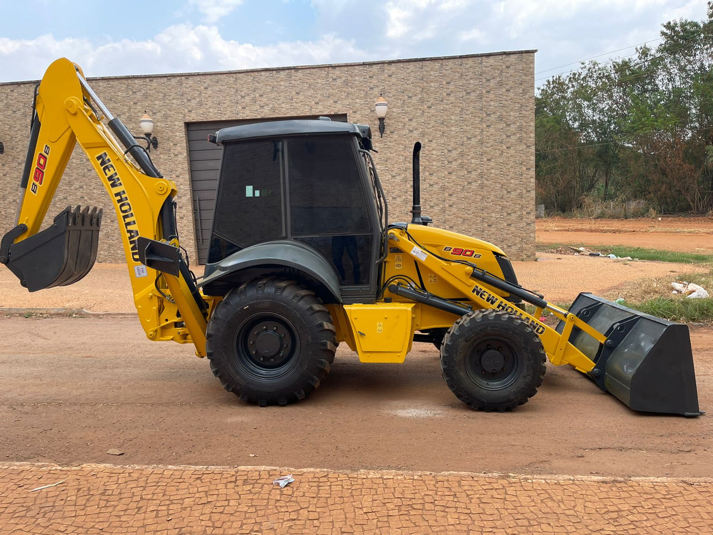 MANUAL DE OPERAÇÃO E MANUTENÇÃO RETROESCAVADEIRA B90B, B95B, B110B NEW HOLLAND